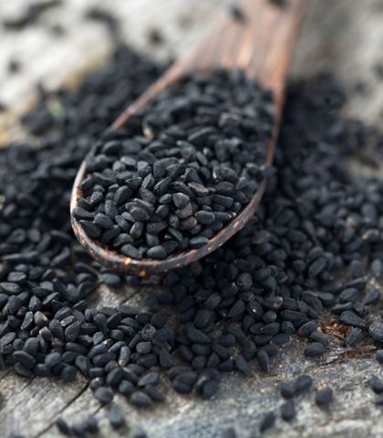 Czarne, drobne nasiona czarnuszki (Nigella sativa)