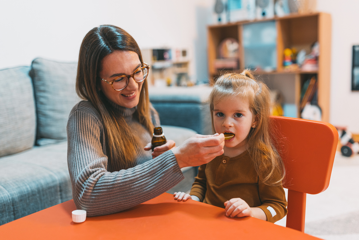 mama podaje dziewczynce lekarstwo