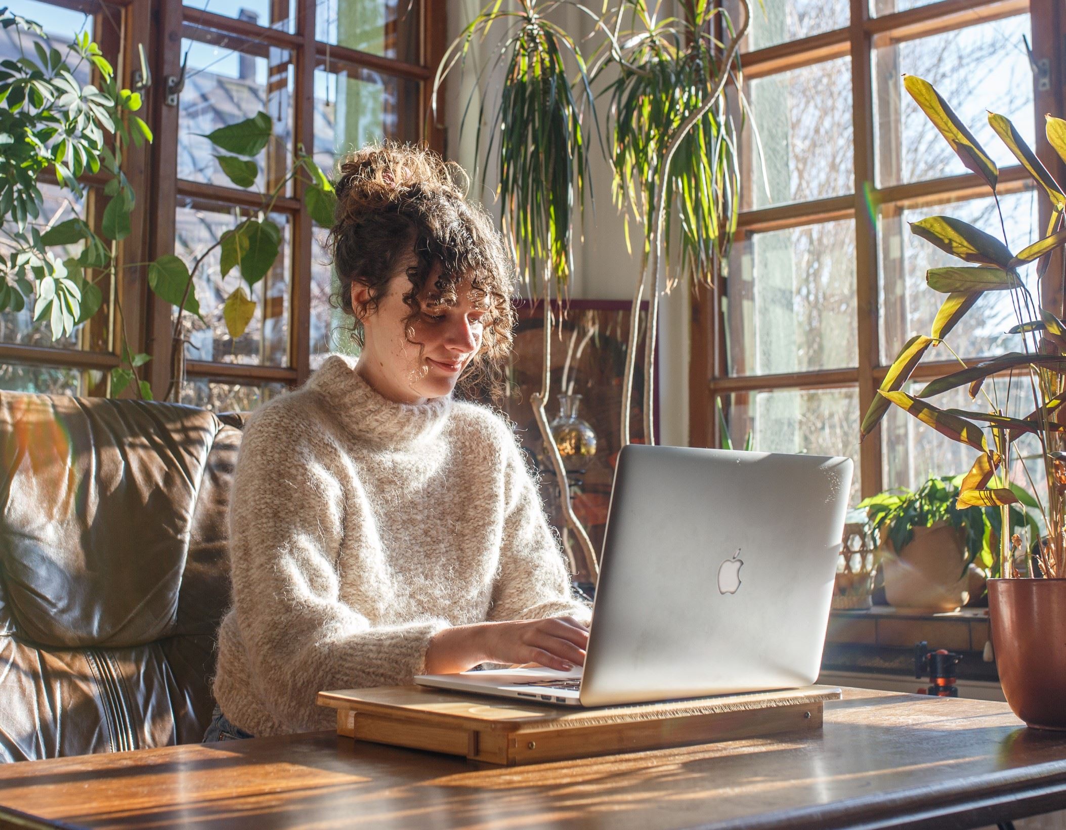 osoba pracuje przy komputerze, dziewczyna przy biurku, człowiek, skupienie, koncentracja